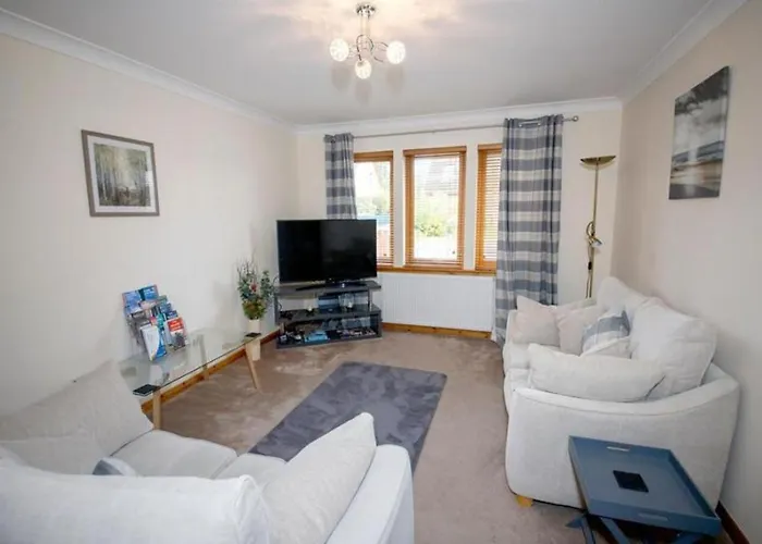 Modern 2 Bedroom Semi Detached House With Own Private Driveway