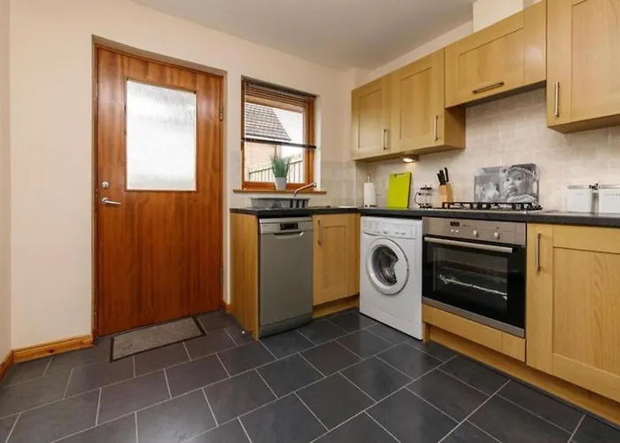 Modern 2 Bedroom Semi Detached House With Own Private Driveway
