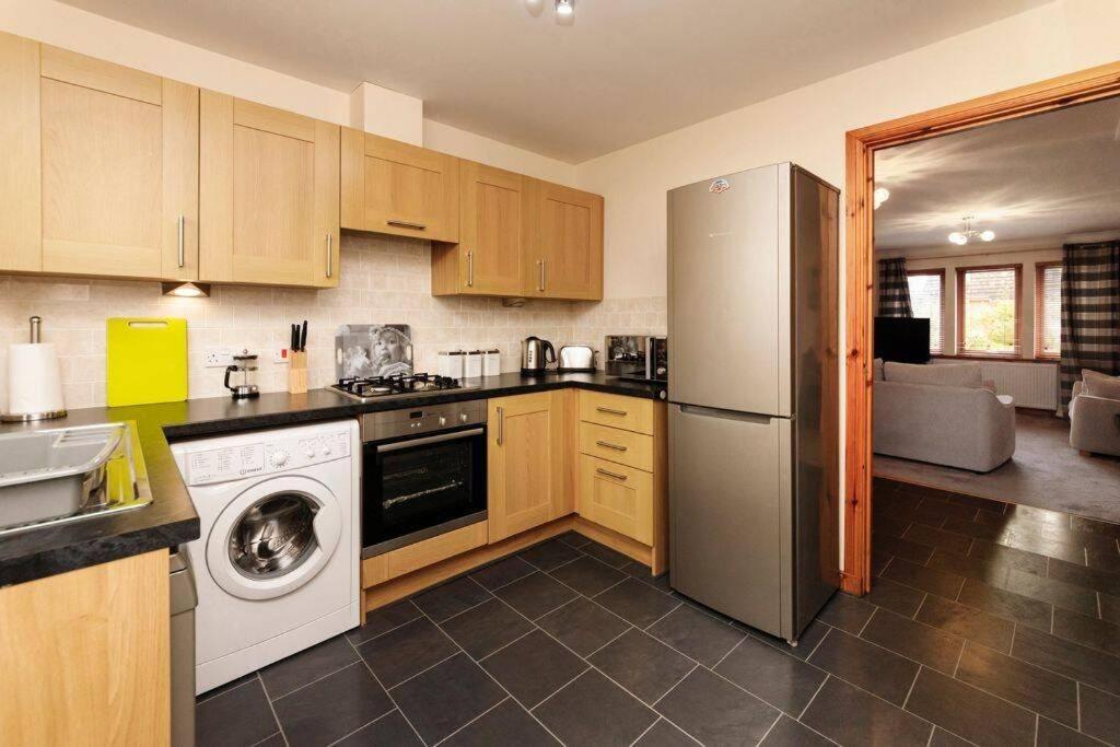 Modern 2 Bedroom Semi Detached House With Own Private Driveway Сasa de vacaciones *
