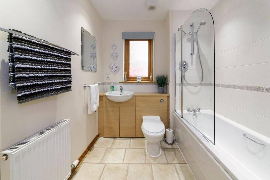 Modern 2 Bedroom Semi Detached House With Own Private Driveway Сasa de vacaciones *